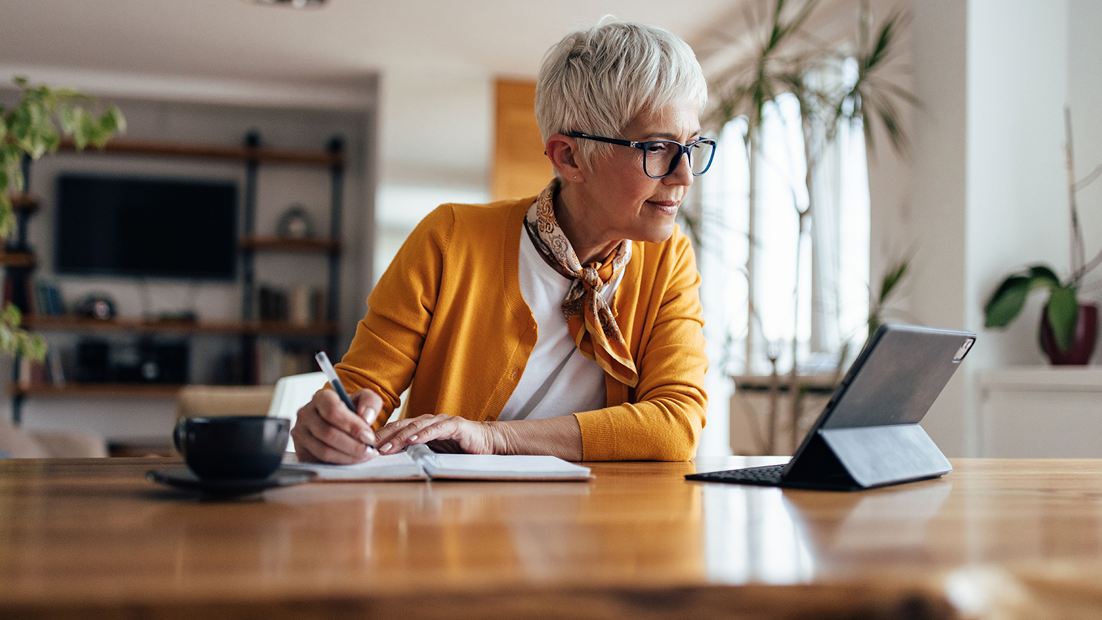Kvinna med dator och kaffekopp.