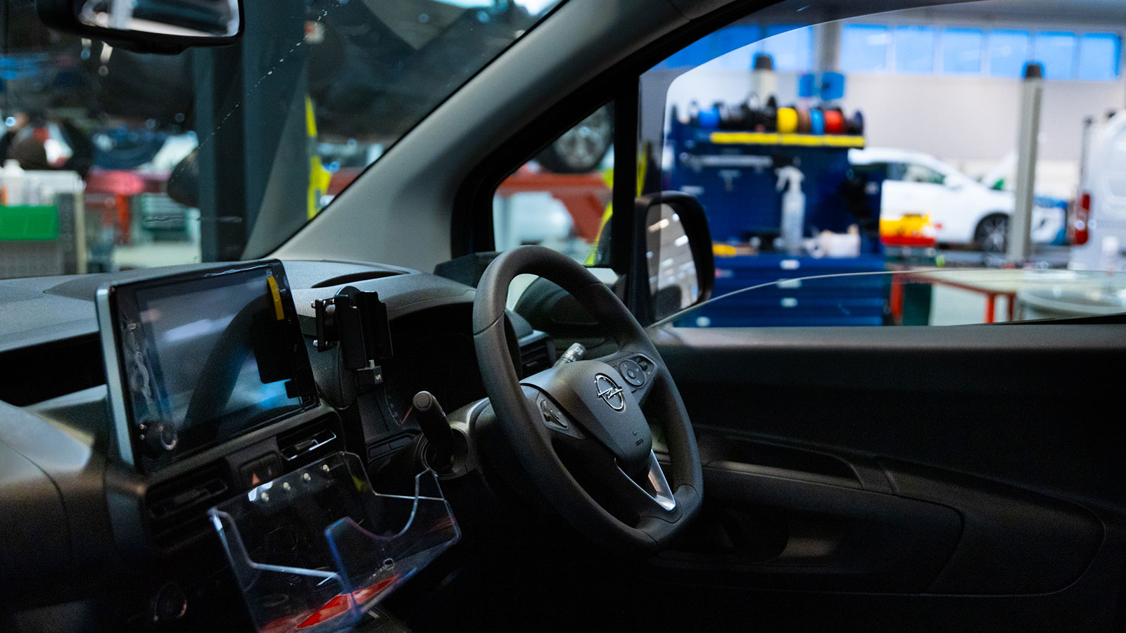 Opel Combo-e är en smidig transportbil som erbjuder både en rymlighet och elektrisk prestanda.