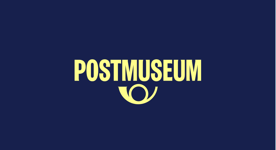 Postmuseums logotyp. Gul text mot m&ouml;rkbl&aring; bakgrund.
